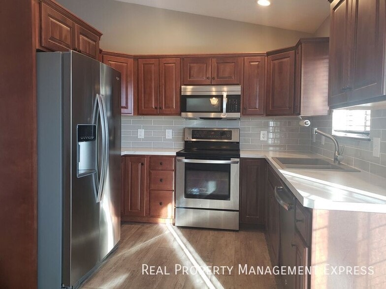 Building Photo - Lovely 4 Bed 2 Bath Home with a Huge Deck and Massive Fenced-in Yard