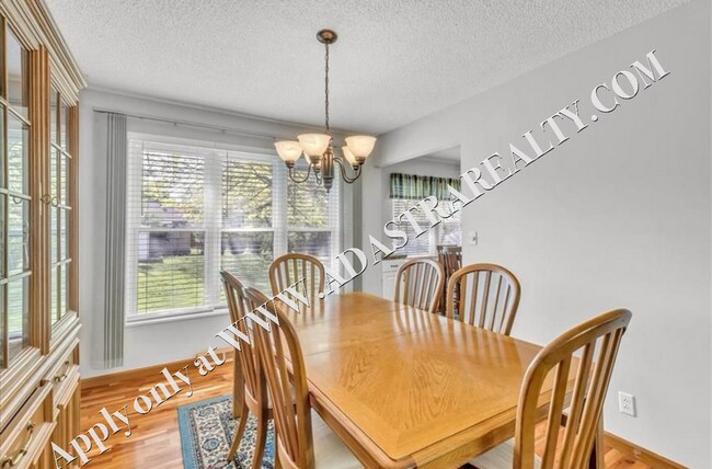 Building Photo - Beautiful 4 Bed 2 Bath Home in Olathe-Available in JULY!!