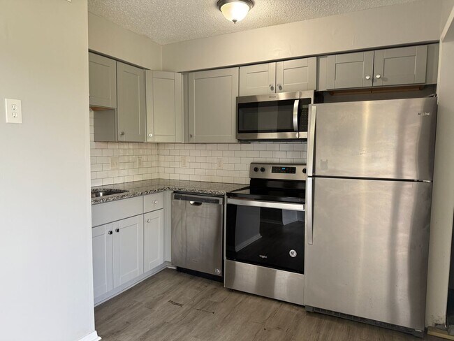 Building Photo - Cute and Convenient  South Nashville Townhouse near BNA and Woodbine - Renovated