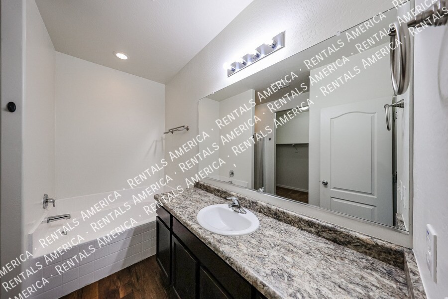 Building Photo - 38086 W Isabella Ln