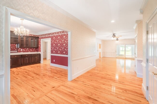 Building Photo - 785 Glenwood Dr