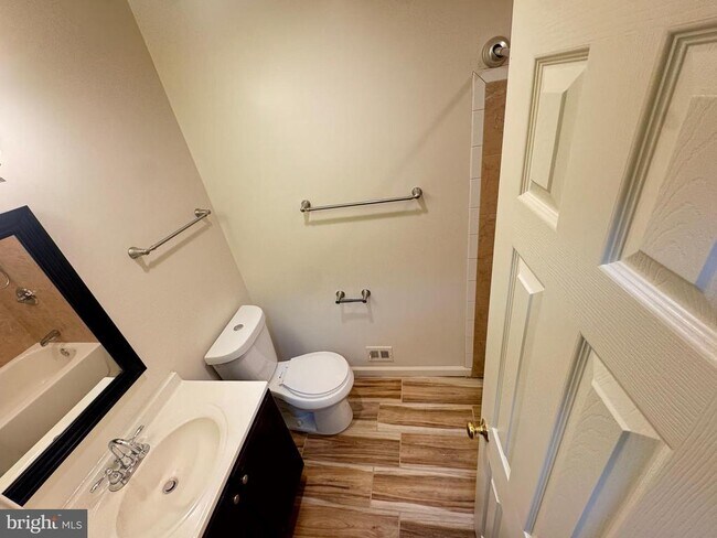 Building Photo - 9250 Three Oaks Dr