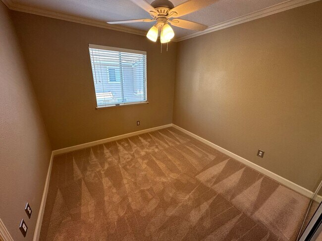 Building Photo - 3 Bed 2.5 Bath Townhouse W/ Garage