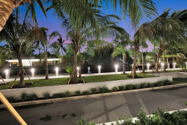 Building Photo - 400 Mola Ave