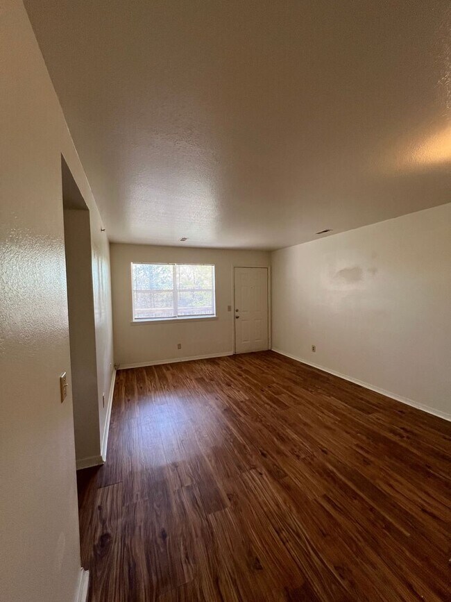Building Photo - Top/2nd floor 2BR unit