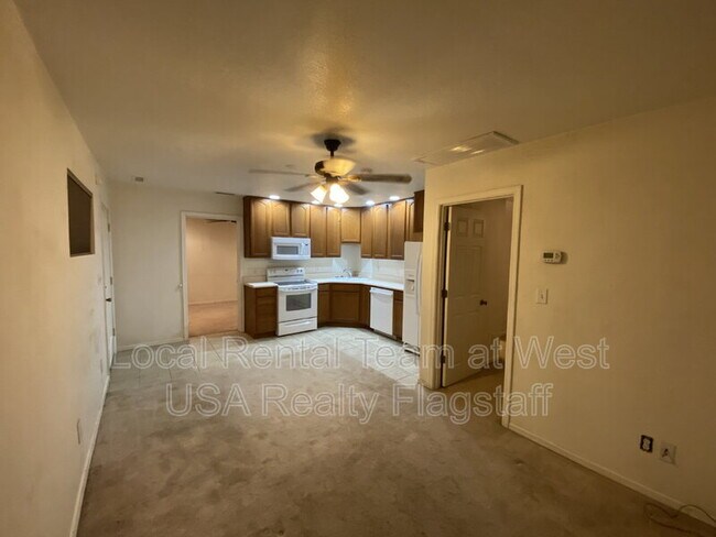 Building Photo - 3018 N Loma Vista Dr