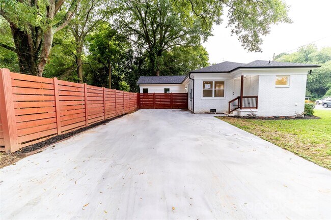 Building Photo - 3501 Eastway Dr