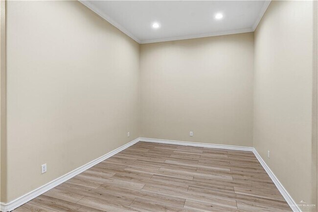 Building Photo - 15 Wellington Ave