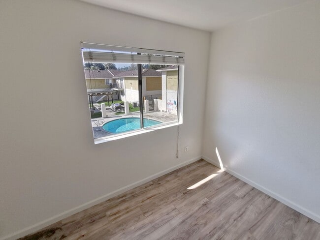 Building Photo - Beautiful 2 Bed / 1.5 Bath Two-Story Condo...