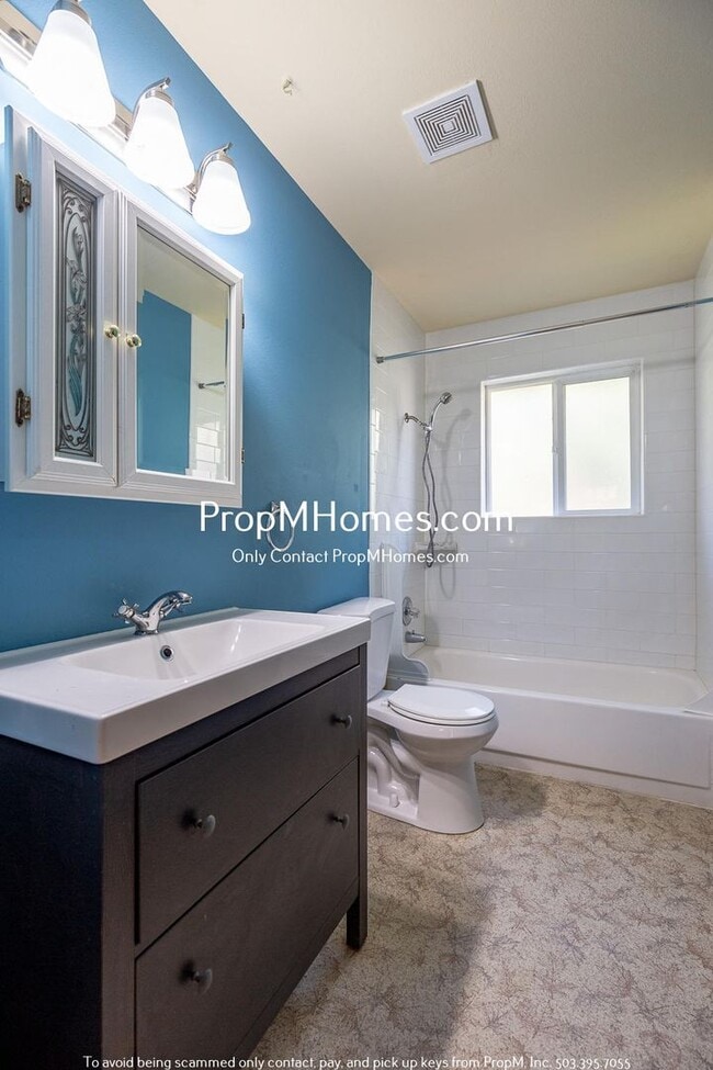 Building Photo - Two Bedroom Charmer in the Heart of Oregon City - Garage Included!