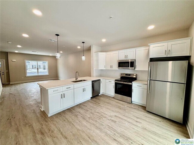 Building Photo - 1411 Greenview Dr