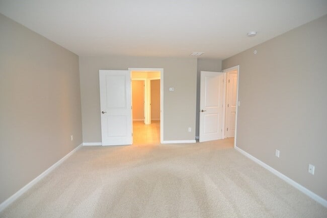 Building Photo - 8 Spicebush Ct
