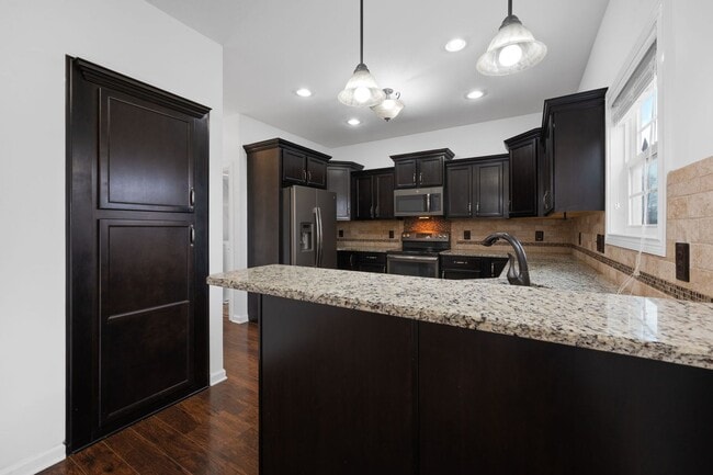 Building Photo - Stunning Home with No Backyard Neighbors!