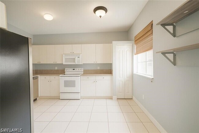 Building Photo - 700 Luisa Ln