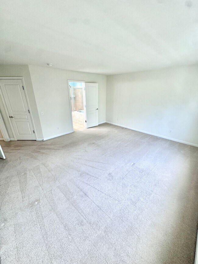 Building Photo - THREE BEDROOM/2.5 BATH TOWNHOME located in PARKLAND School District!