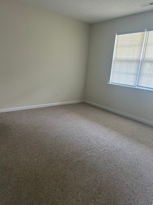 Building Photo - 1525 VINTAGE HILL APTS