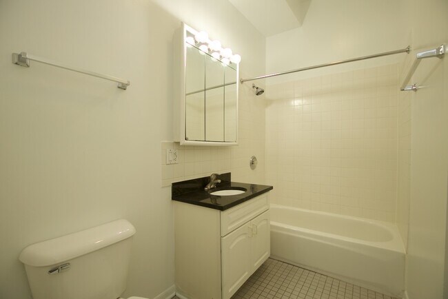 Building Photo - 2464 N Geneva Terrace