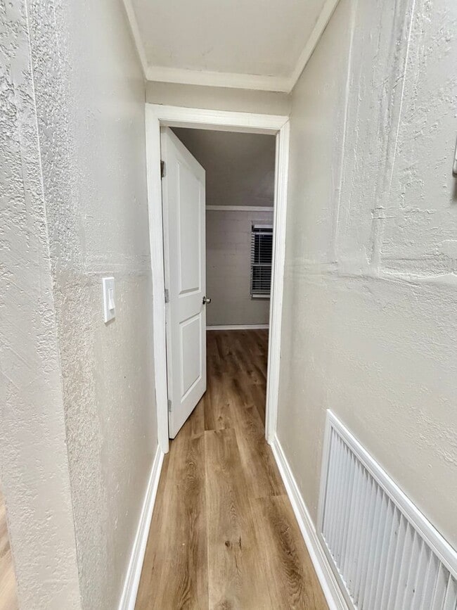Building Photo - Super Cute 3/1 Walking Distance to High School and Downtown!