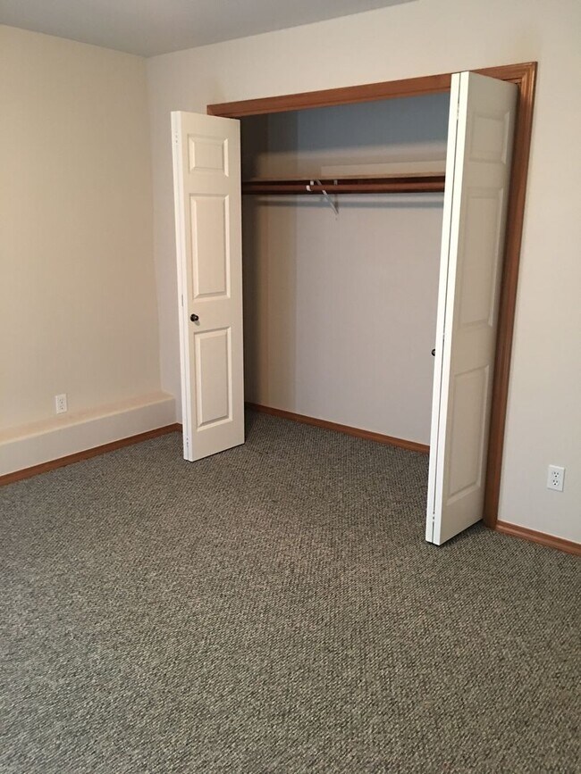 Building Photo - Large 4 bedroom house that is Pet Friendly!