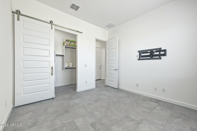 Building Photo - 9654 W Mitchell Dr