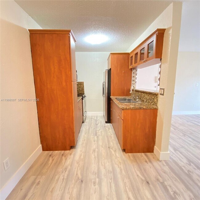 Building Photo - 10794 N Kendall Dr