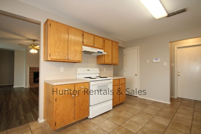 Building Photo - Hymesa Estates!