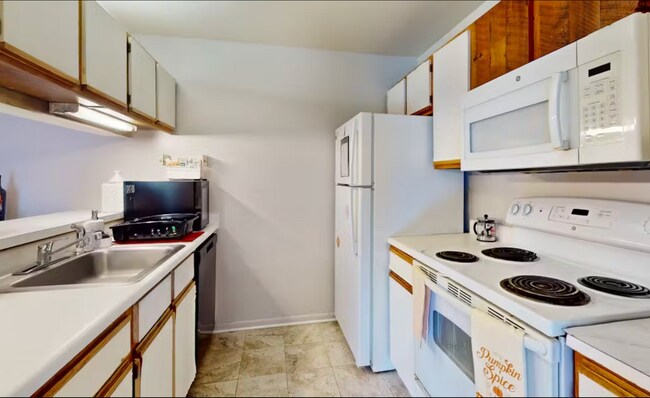 Building Photo - 220 Elm St