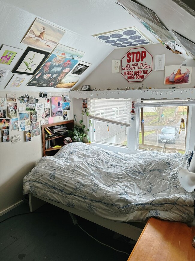 Building Photo - PRELEASE: 4 bd/1ba across from Laurel Park + near WWU