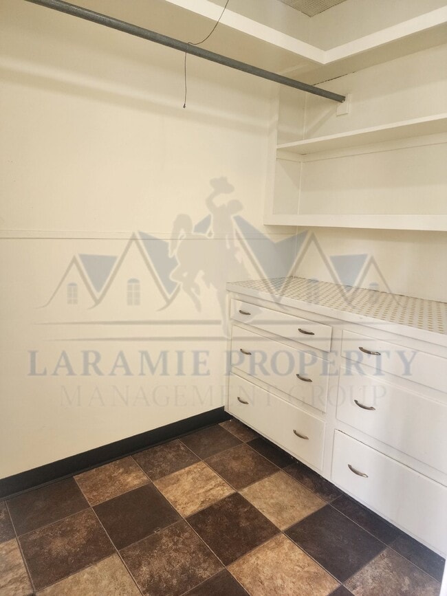 Building Photo - Studio Apartment close to University of Wyoming