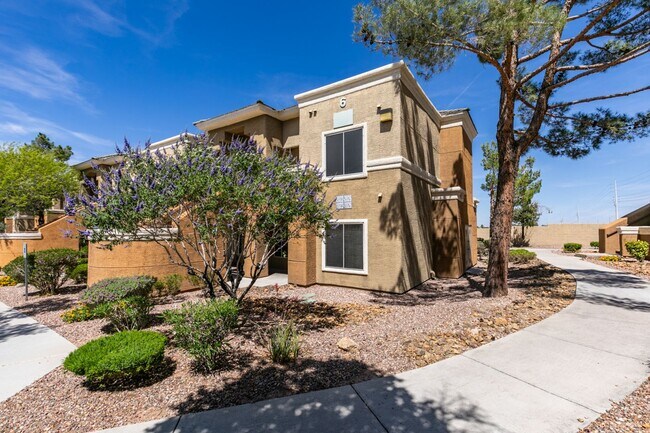 Building Photo - GORGEOUS 2 BEDROOMS UNIT*UPGRADED*TONS OF ...