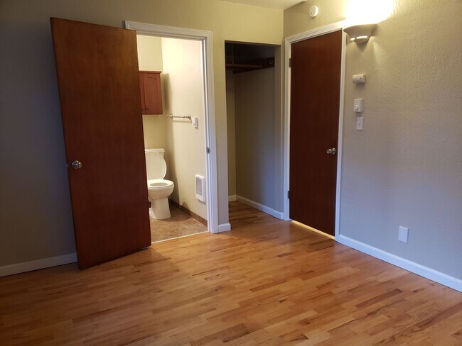 Building Photo - Fremont - Small Building - 1BR Top Floor C...