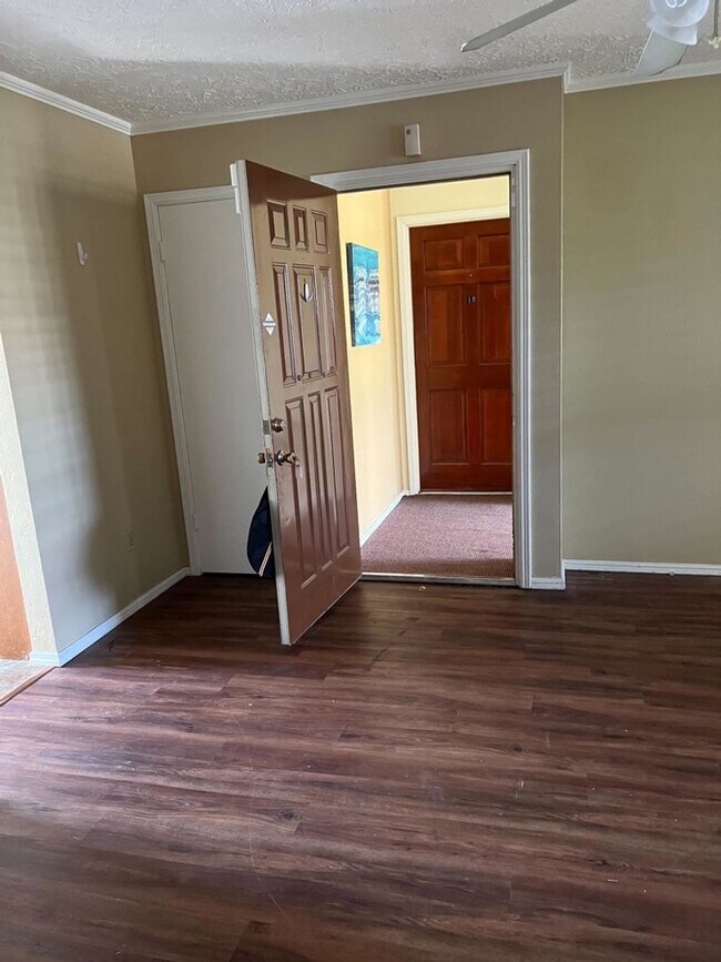 Building Photo - Great 2 Bedroom Condo !