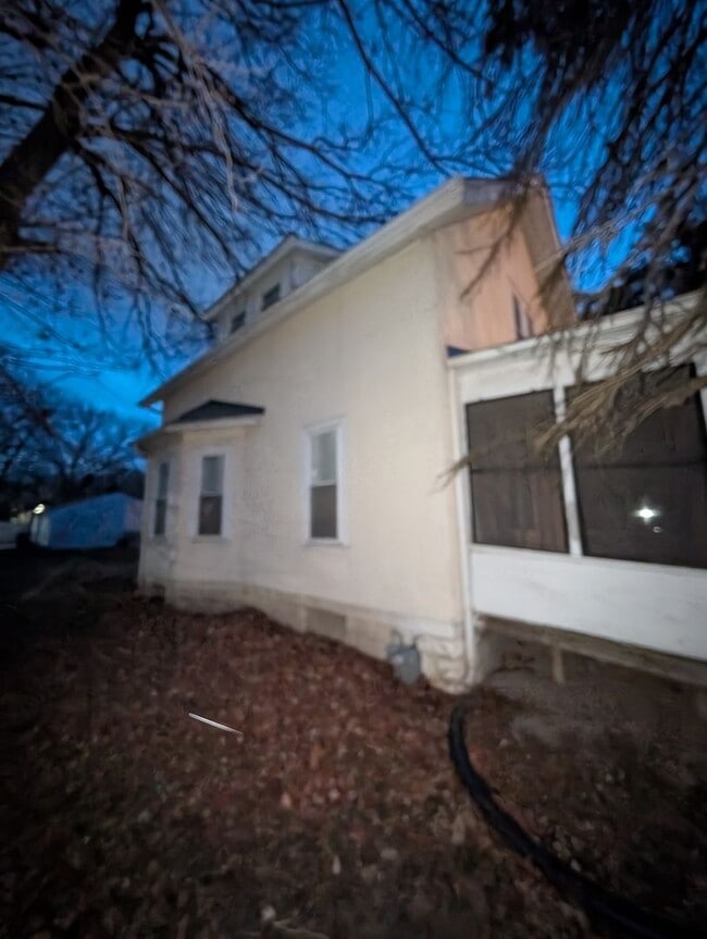 Building Photo - Charming 3 Bedroom Home with Screened Porch and 2 Car Garage