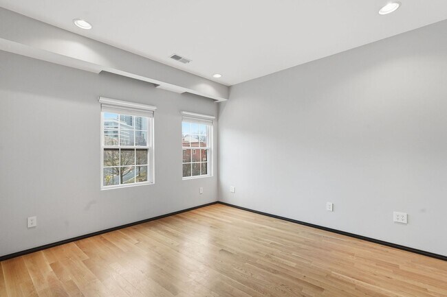 Building Photo - This exceptional West Market location is just steps from Reston Town Center, offering convenient ...