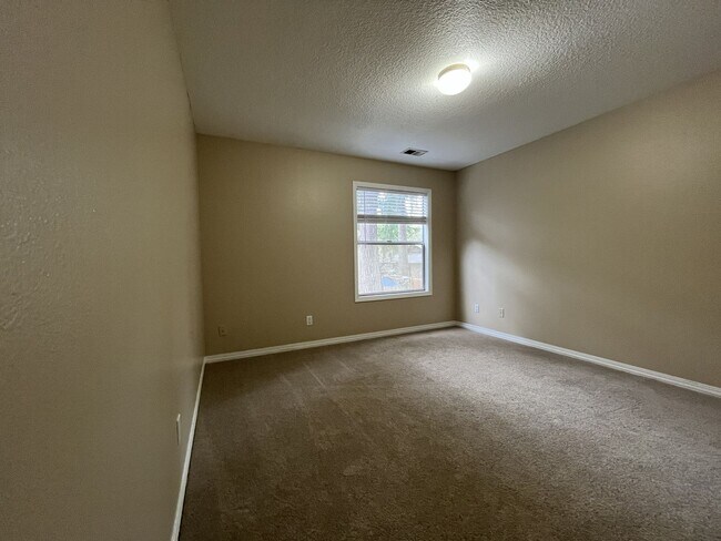 Building Photo - Stunning 4BR Home with Formal Living & Dining, Office & Gourmet Kitchen