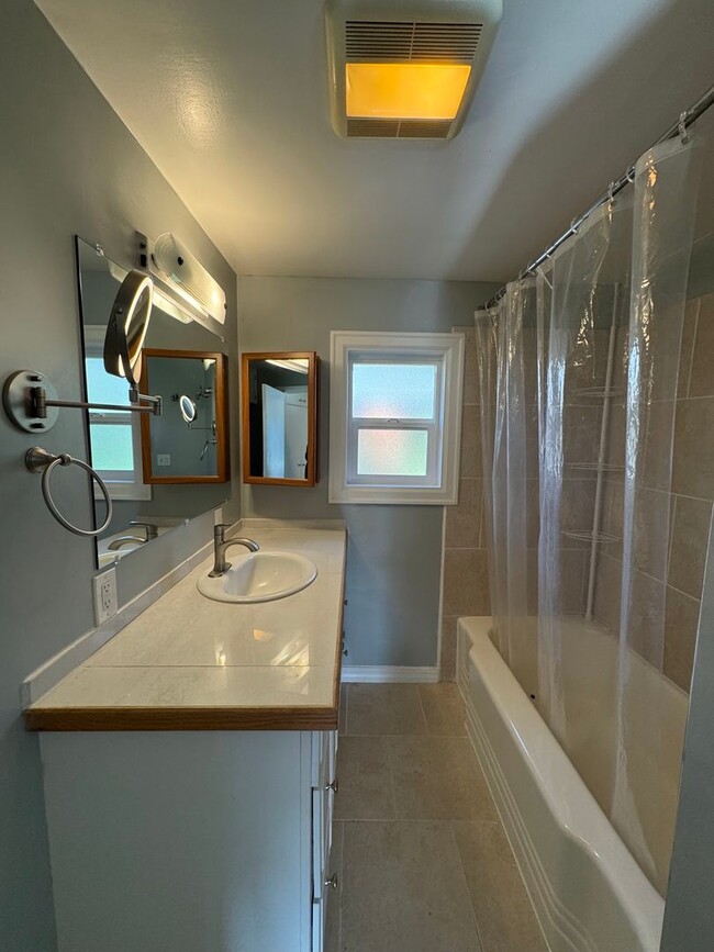 Building Photo - 4 Bedroom, 2 Bath House in SE Eugene