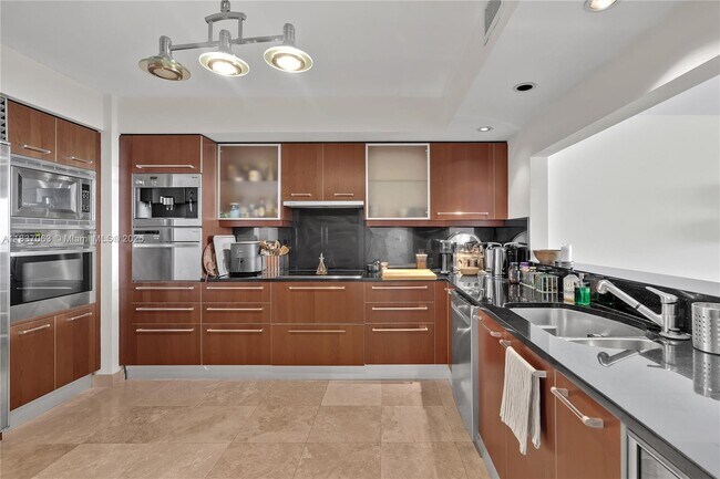 Building Photo - 1331 Brickell Bay Dr