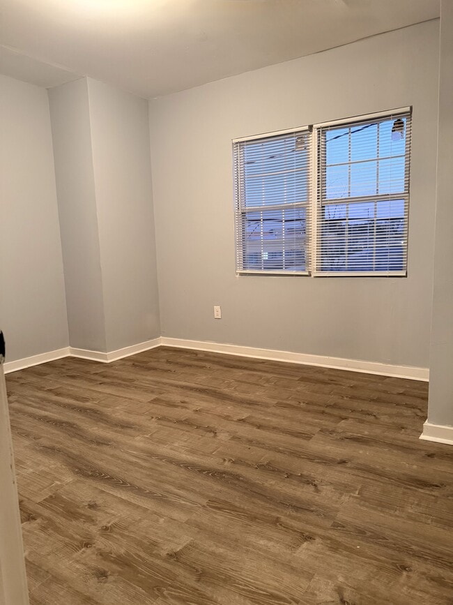 Building Photo - 1617 Darley Ave