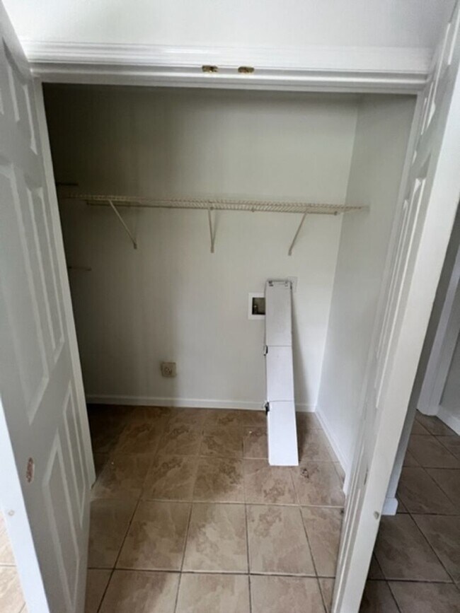 Building Photo - Three Bedroom in Ridgeland