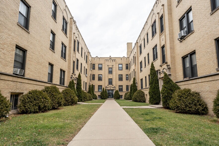Building Photo - 1946 W Wilson Ave