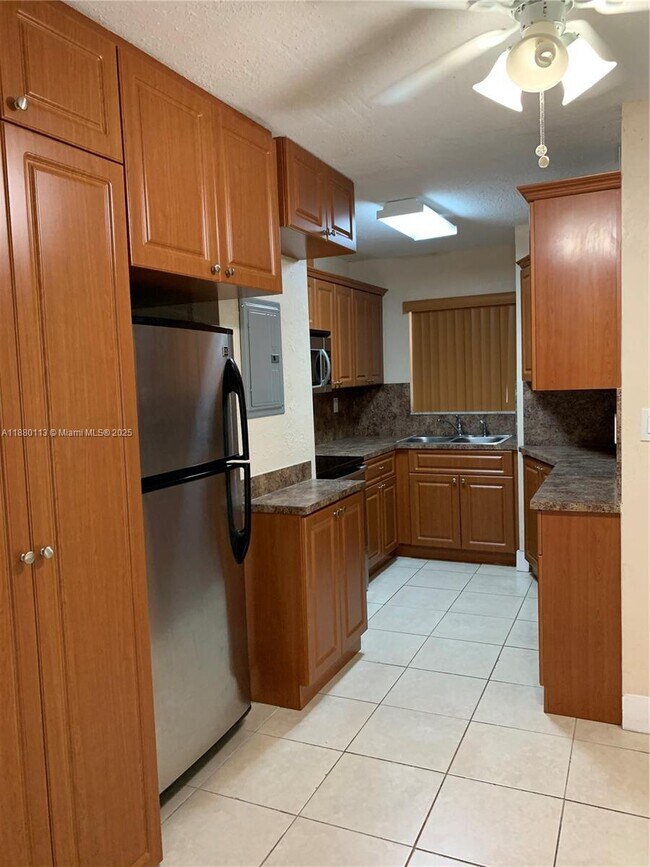 Building Photo - 8820 Fontainebleau Blvd