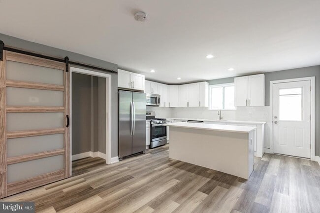 Building Photo - 454 Old Elm St