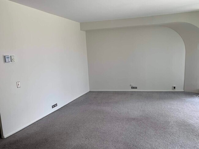 Building Photo - 300 N State St