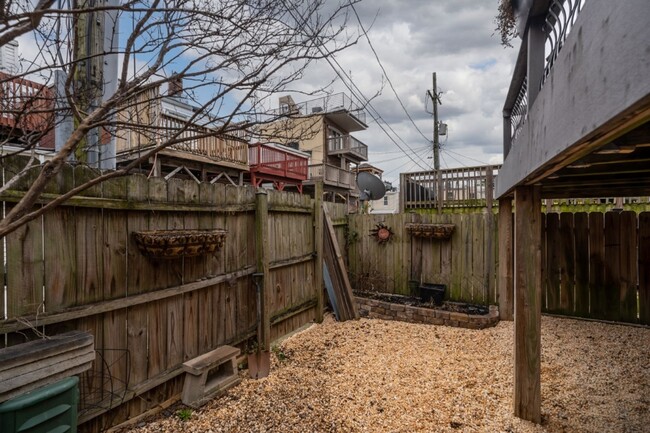 Building Photo - 1009 S Decker Ave