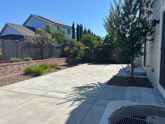 Building Photo - Coffey Park Charmer