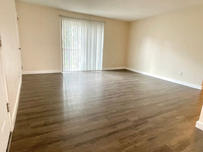 Building Photo - Newly renovated 2 bedroom condo with off-s...