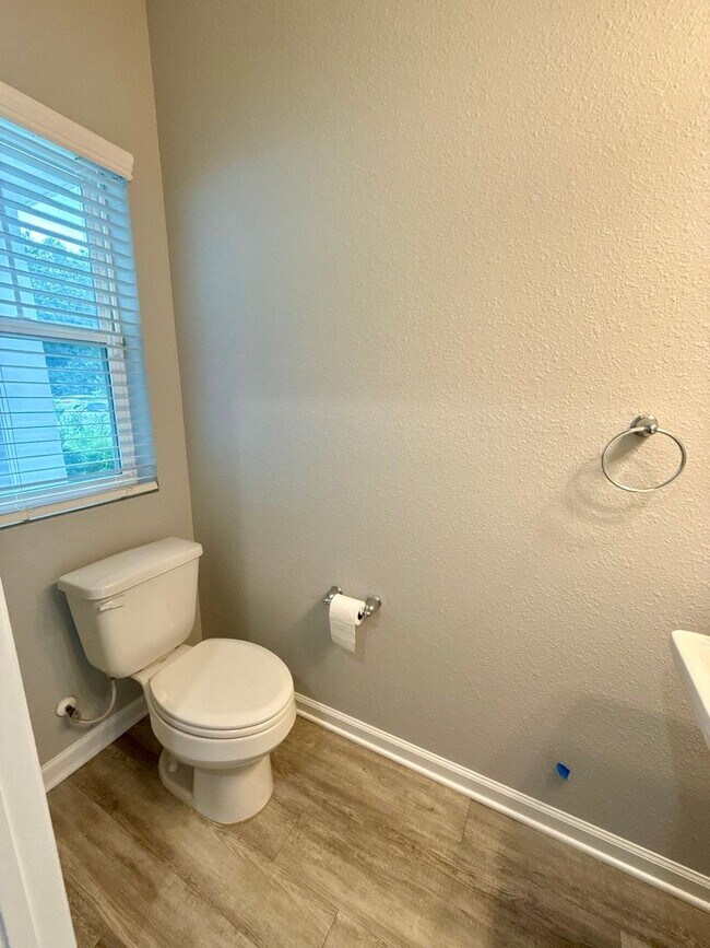 Building Photo - Great 3 bed 2.5 Bath House close to Intrac...