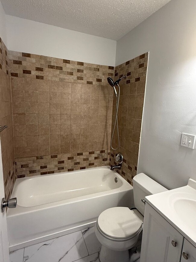 Building Photo - 3 Bedroom Home with Basement and Carport f...