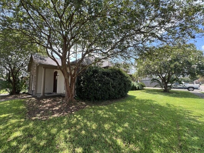 Building Photo - Location!  Location!  3 bedroom, 2 bath house in Beau Pre near LSU