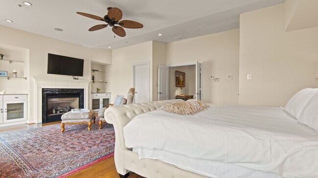 Building Photo - Waterfront living in the heart of Canton!